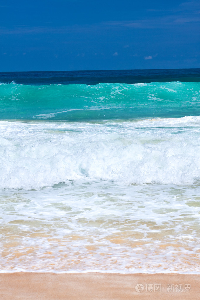 美丽的海滨沙滩上阳光灿烂的日子