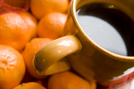 橙色背景上褐色咖啡杯子