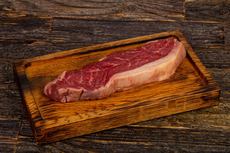 生牛排 Striploin 黑安格斯