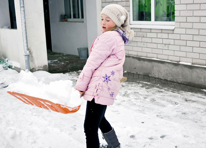 女孩清理雪