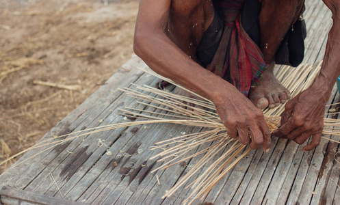 亚洲老人在乡下做竹柳条