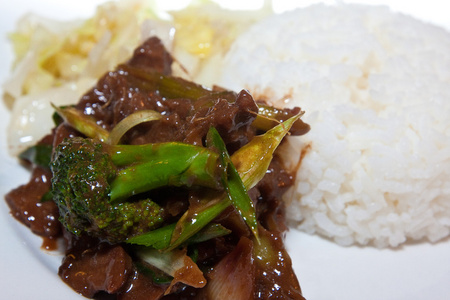 蛋牛肉饭图片