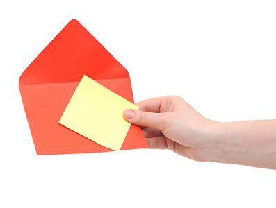 在白色背景上孤立的手中的红色信封