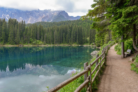 Carezza 湖与反射山在白云岩在南蒂罗尔, 意大利