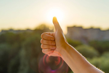 手上显示竖起大拇指的手势, 标志符号是 ok 好的.