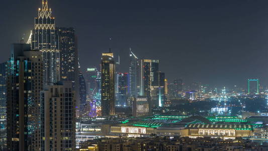 空中城市景观 timelapse 在夜间与照明现代建筑在迪拜市中心, 阿拉伯联合酋长国。从屋顶照明的金融区视图