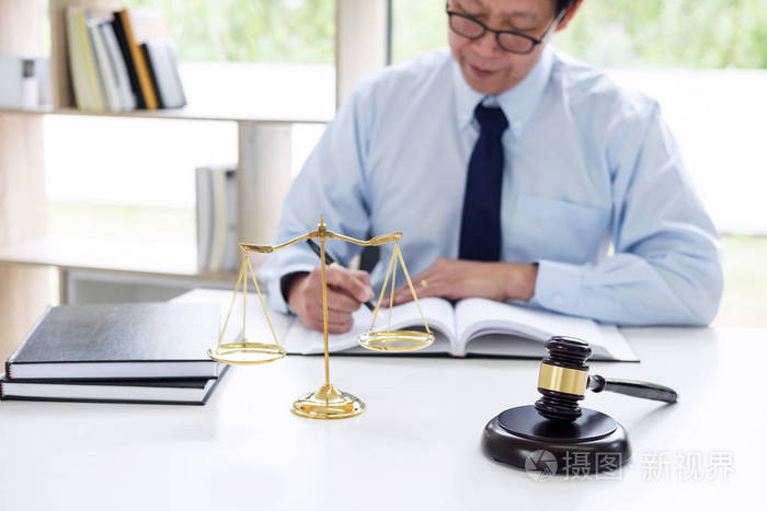 法官公正,天平的木槌男律师工作在办公室律师事务所.法的概念