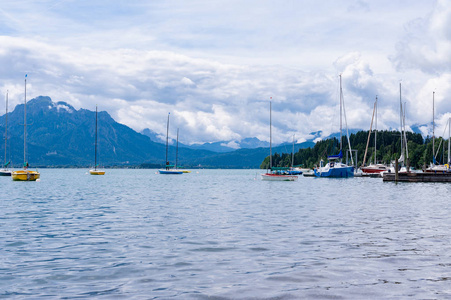 美丽的湖泊与游艇和山脉的风景图片