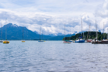 美丽的湖泊与游艇和山脉的风景