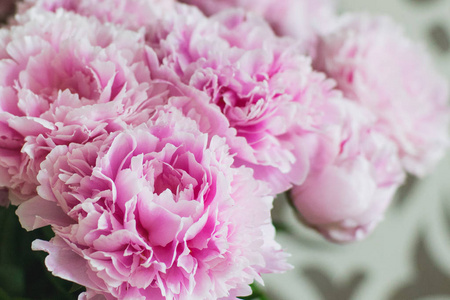 淡雅的花束中有很多牡丹的粉红色颜色相近。任何节日的美丽的花朵。花店里有许多美丽浪漫的花朵