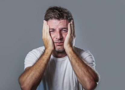 可怕的黑白肖像绝望的男人哭泣悲伤坐在家中的地板上阴凉而戏剧化的