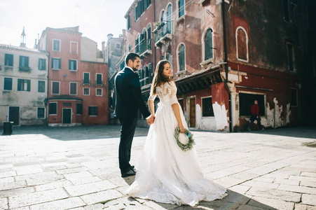 美丽的已婚夫妇在威尼斯的街道上