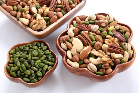 不同种类的坚果在木碗在白色背景.健康食品插画
