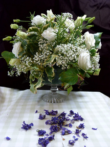 玫瑰和 gypsophillia 在花束