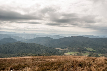 视图从 Bieszczady 山的最高的山在波兰Tarnica在秋天与波兰人的许多山范围乌克兰边疆和云彩