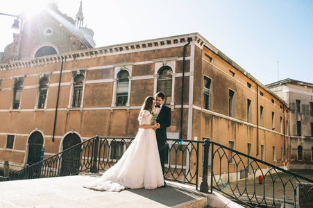 美丽的已婚夫妇在威尼斯的街道上