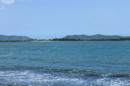 加勒比海在大湾区与蓝天。海地