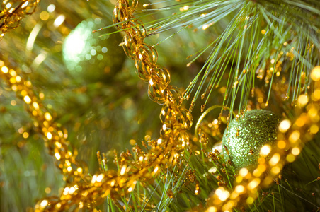 与闪闪发光的刺眼的圣诞树上挂着美丽的绿色圣诞装饰品