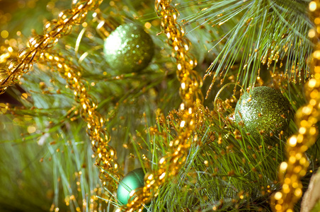 与闪闪发光的刺眼的圣诞树上挂着美丽的绿色圣诞装饰品
