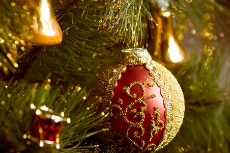 与闪闪发光的刺眼的圣诞树上挂着的美丽颜色圣诞装饰品