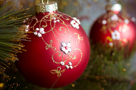 与闪闪发光的刺眼的圣诞树上挂着的美丽颜色圣诞装饰品