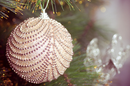 与闪闪发光的刺眼的圣诞树上挂着的美丽圣诞装饰品