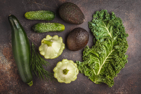 在黑暗的背景, 顶部视图的绿色蔬菜的分类。含叶绿素的水果和蔬菜