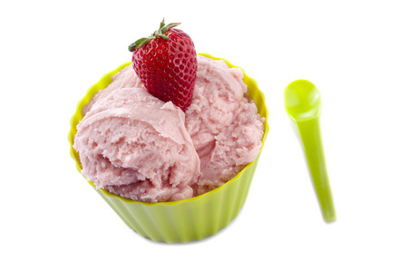 一个绿色的碗用草莓冰淇淋
