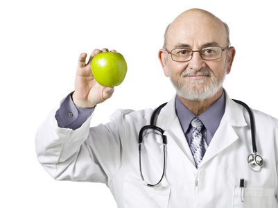 医生抱着一个绿色的苹果