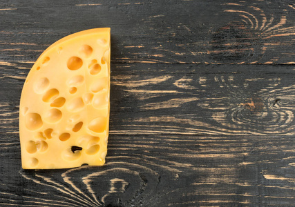 一块有孔的奶酪, 上面有一个空白的木质背景, 上面的视图