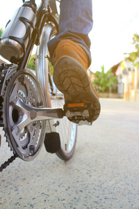 自行车男子脚骑自行车的细节在村庄