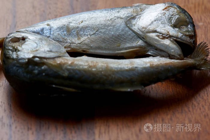 两个煮鲭从湄公河河识别他们歪头和弯曲的脖子木板上