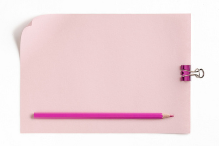 胶粘剂注与粉红色的回形针和粉色铅笔
