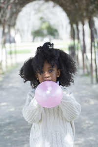 女孩吹气球外面图片
