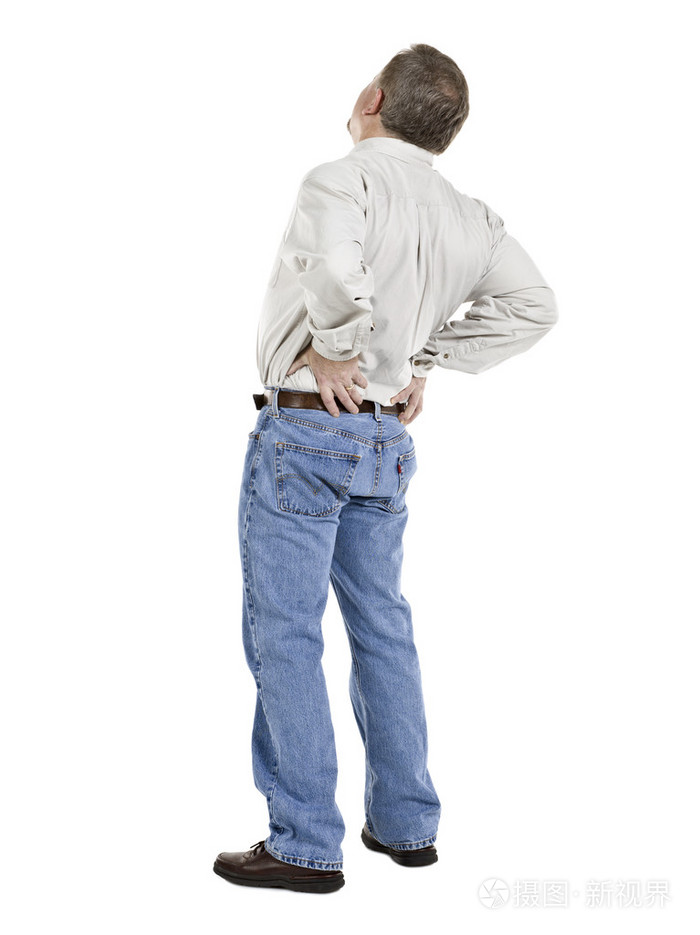 患腰痛的老年的男人