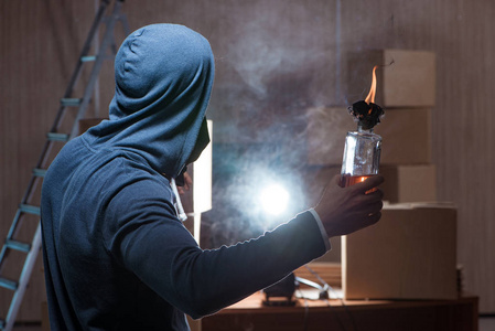 在黑暗的房间里用燃烧瓶鸡尾酒反抗照片