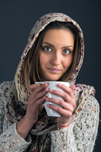 一个美丽的年轻女人，喝咖啡的肖像