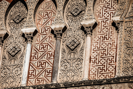 在西班牙的科尔多瓦，在中世纪，在 mudejar 样式阿拉伯统治的象征镇阿拉伯拱门