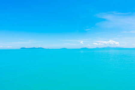 美丽的海和海洋与云彩在蓝天背景