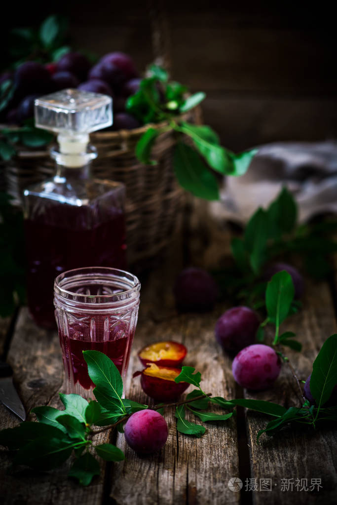 梅花酒的酒杯风格复古选择性聚焦