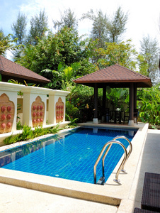 游泳池在豪华的别墅，普吉岛，泰国