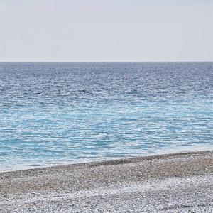 平静的海与石渣海滩