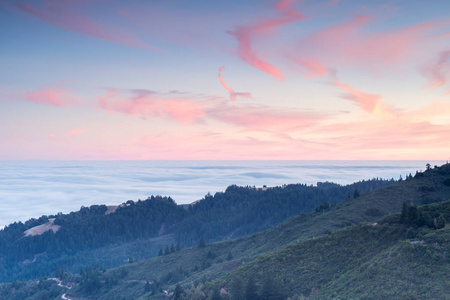 从 Tamalpais 峰山上的马林县丘陵的日落景色。美国加利福尼亚马林县 Tamalpais 州立公园