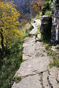 在希腊伊庇鲁斯 vikos 峡谷石块的传统路径