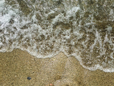 海浪和卵石海滩。自然旅行