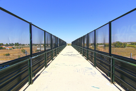 在桥的栅栏段落的角度图片