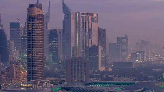 Dobai 市区夜到天过渡 timelapse。空中特写观看大未来城市。迪拜的摩天大楼, 阿拉伯联合酋长国。从屋顶的清晨天际线