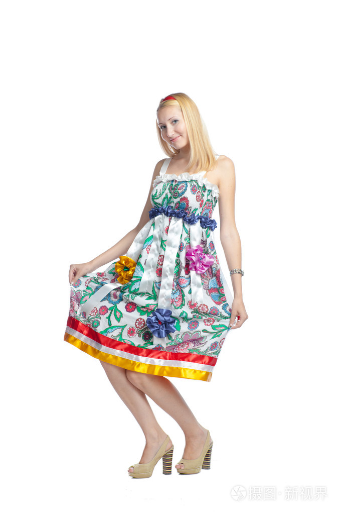 传统的俄罗斯穿裙子的女孩