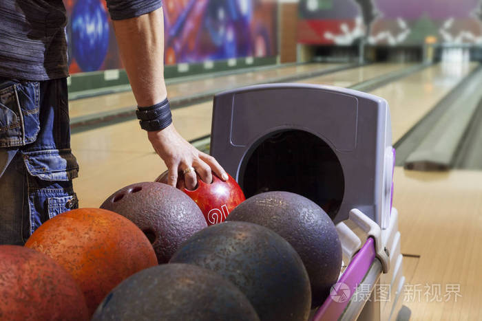 男用手玩球打保龄球