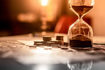 时间的投入和时间的推移.紧急倒计时计时器的业务期限概念照片